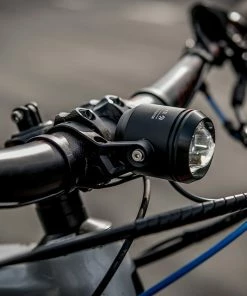 Litemove - Support D'éclairage Avant Pour Guidons 31,8 Mm Et 35mm -Vélos électriques Soldes litemove support eclairage guidon 1 3840x2160